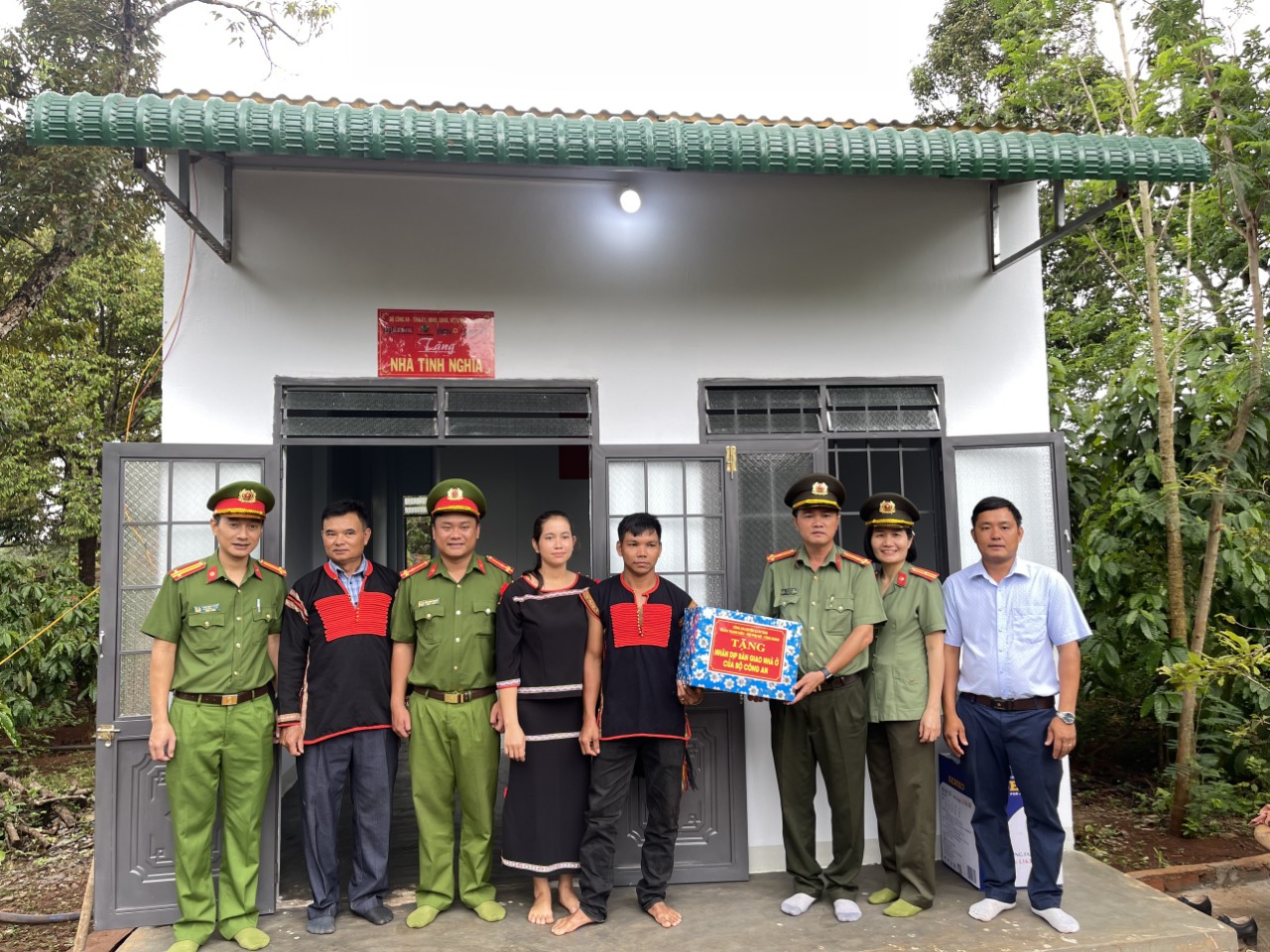 Đảng ủy, UBND, UBMTTQ xã Cư Suê phối hợp với Công an huyện tổ chức bàn giao 09 công trình nhà ở theo Đề án của Bộ Công an